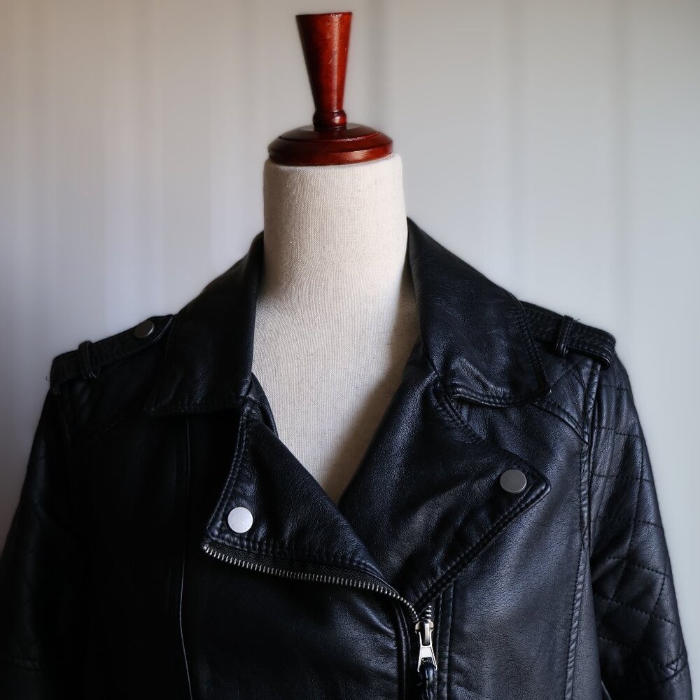 Xhilaration Faux Leather Moto Jacket Black Womens L Quilted Shoulder Detail
